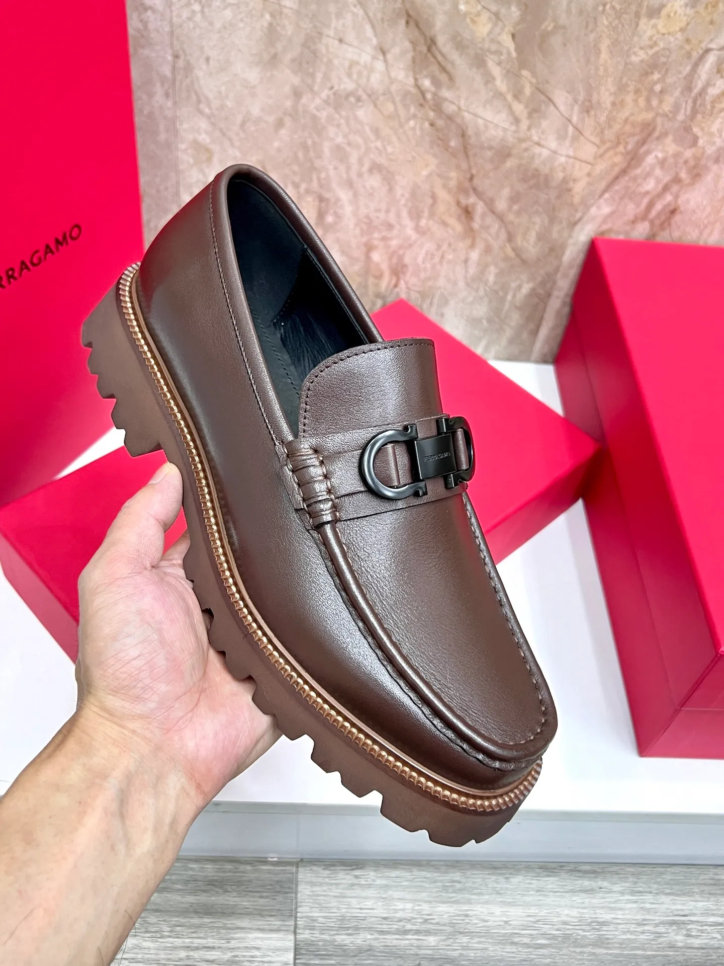 Original quality P580 Brand: Ferragamo Standard size: Men's size 38/44 (45.46 can be customized) Grade: Same style as the official website High-quality men's shoes Material: Customized first-layer calfskin with water-dyed cowhide lining Cowhide tiptoe Original non-slip and wear-resistant rubber outsole Style category: Men's formal business leather shoes are young and fashionable European and American trends British style Casual matching and comfortable feet Color: actual picture